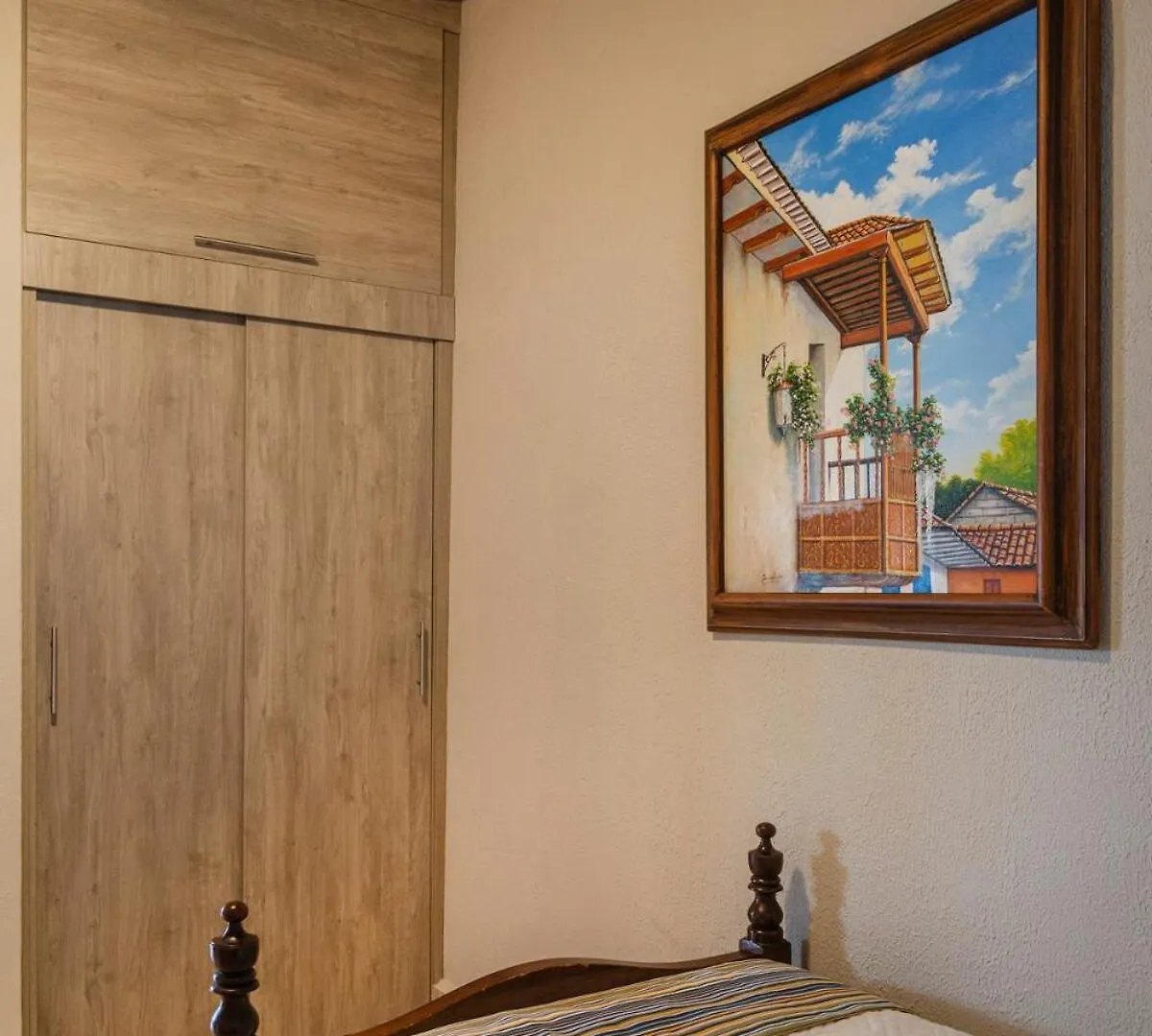 Casita Roja Envigado, Colombian Culture Experience Villa Feriehus