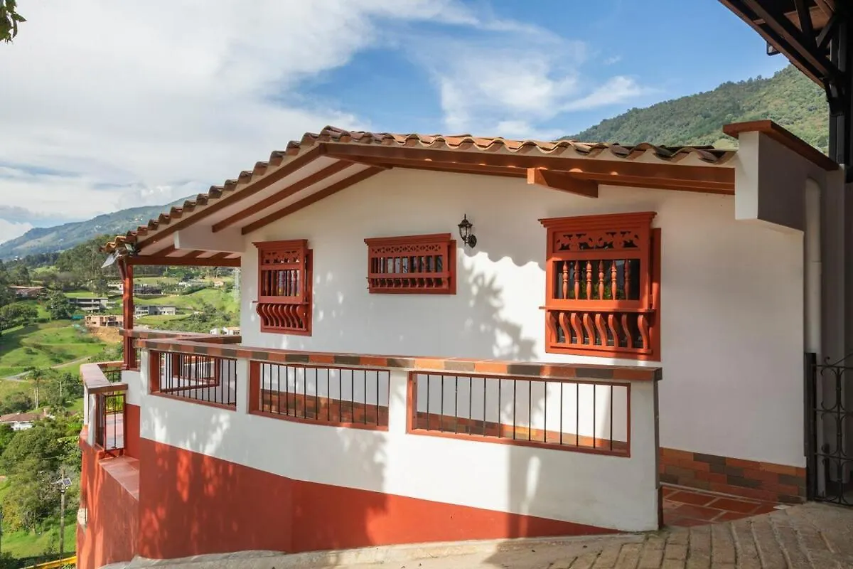 Feriehus Casita Roja Envigado, Colombian Culture Experience Villa Colombia
