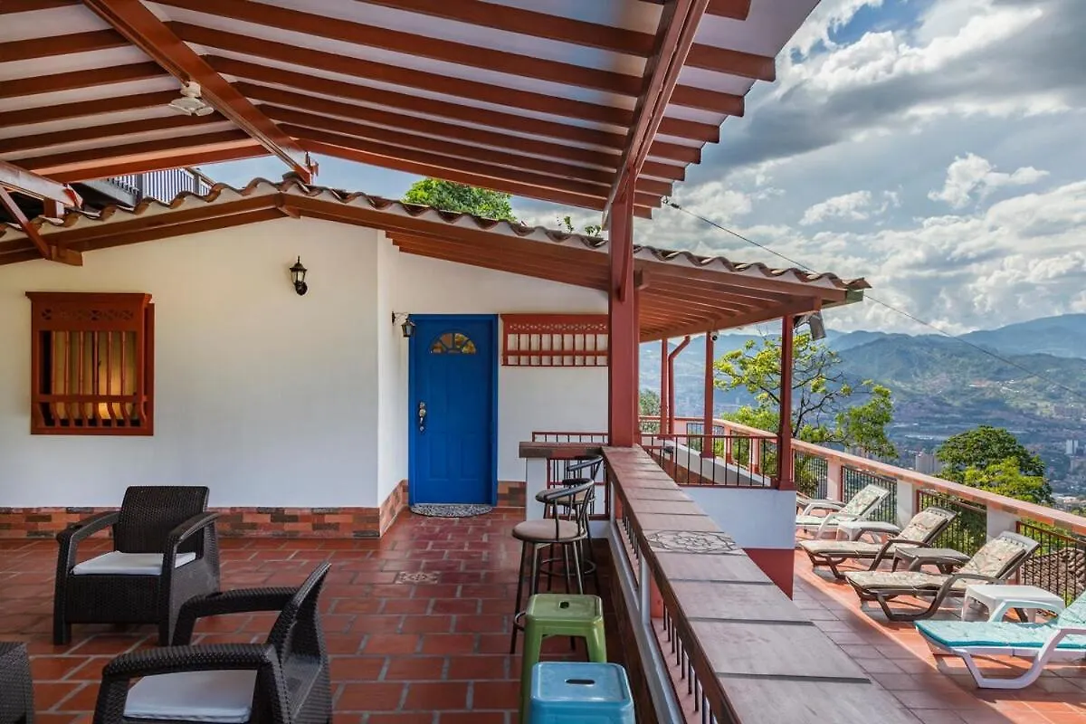 Casita Roja Envigado, Colombian Culture Experience Villa