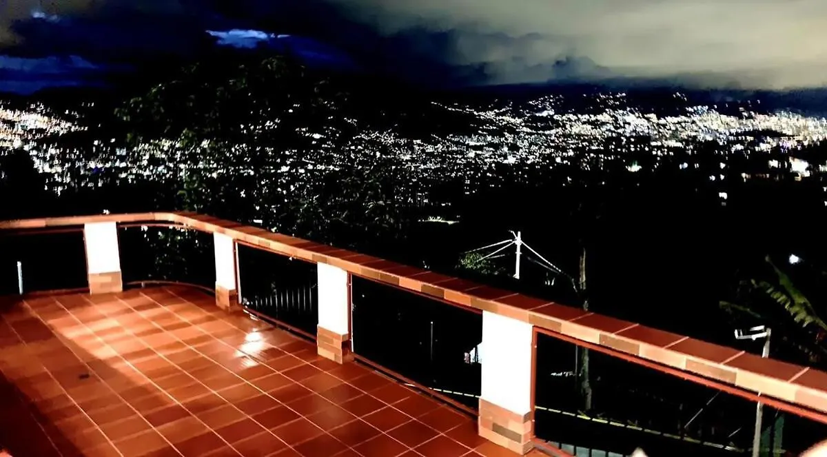 Casita Roja Envigado, Colombian Culture Experience Villa Feriehus