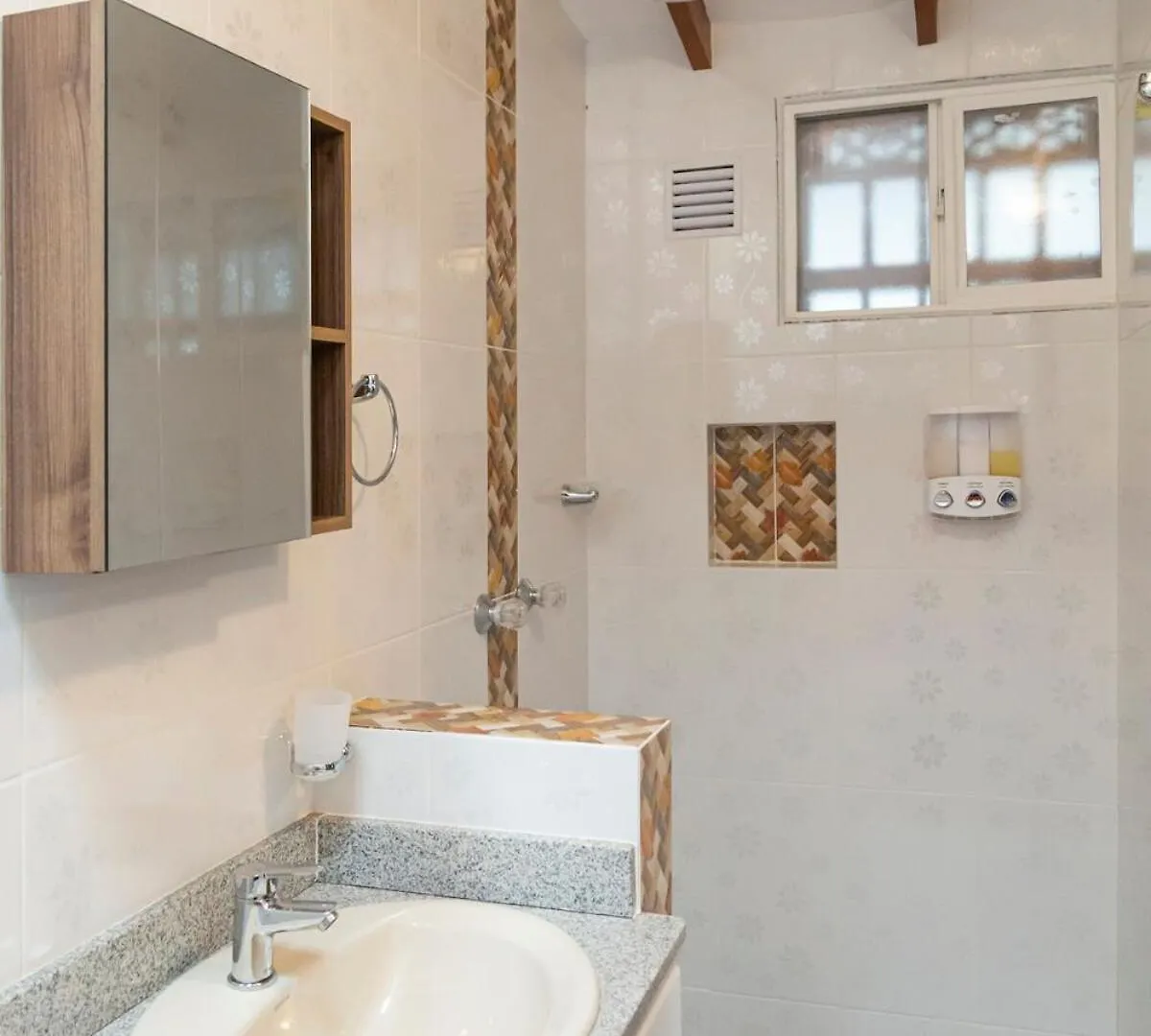 Casita Roja Envigado, Colombian Culture Experience Villa