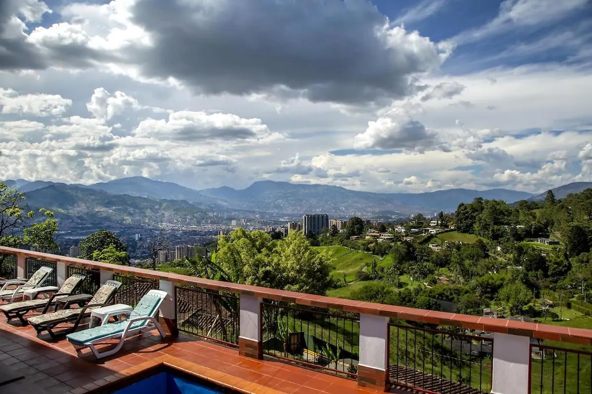 Feriehus Casita Roja Envigado, Colombian Culture Experience Villa