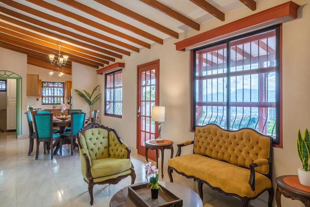 Feriehus Casita Roja Envigado, Colombian Culture Experience Villa Colombia